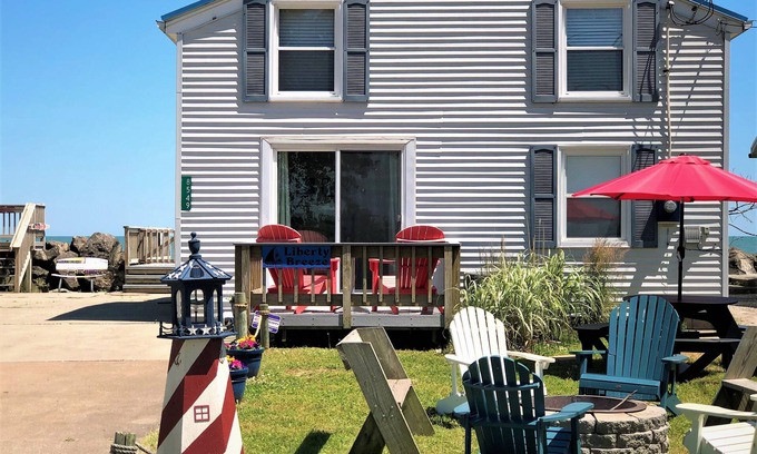 Oak Harbor Cottage | Liberty Breeze-Charming Cottage on Lake Erie Near Port Clinton, Lakefront