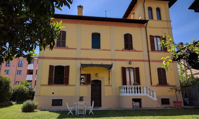 Foligno Apartment | "Liberty House" - Single - room "Giallo Oro"