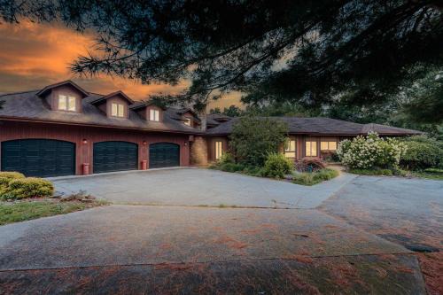 New Plymouth House | Liberty Lodge Pool & Hot Tub Game Room BBQ
