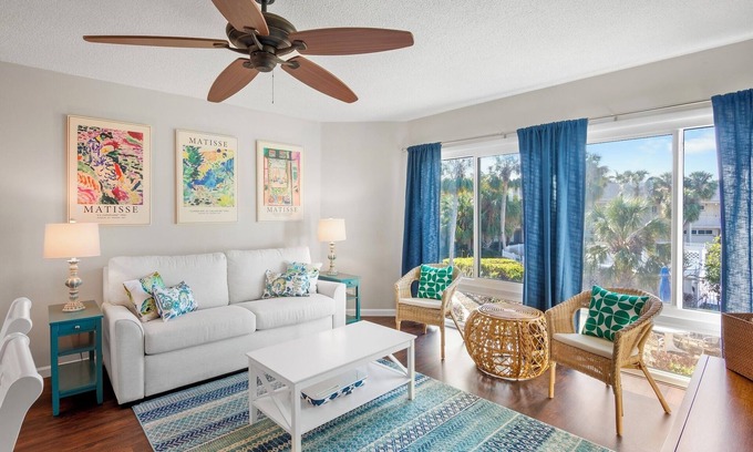 Saint Armands Key Condo | Lido Beach Retreat - Book your romantic escape today!