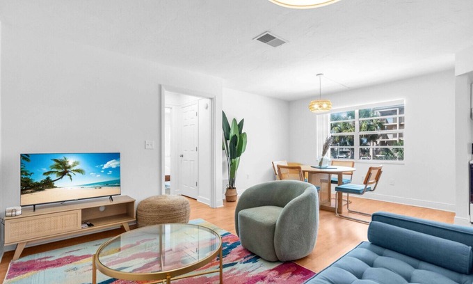 Sarasota Apartment | Lido Key 2BR/2BA Walk to Beach + Free Parking