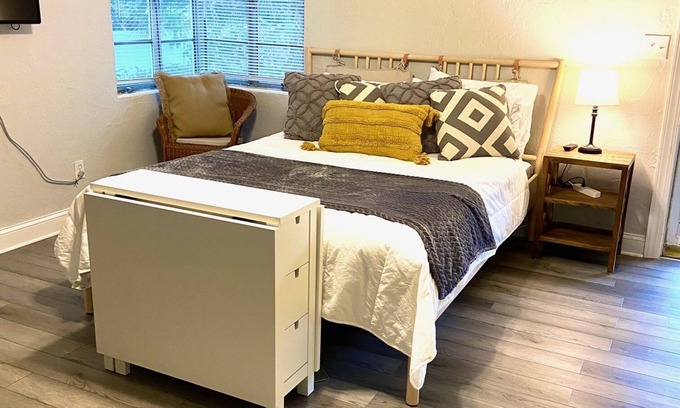 Sarasota Apartment | Lido Key- quaint studio remodeled holiday cottage-A