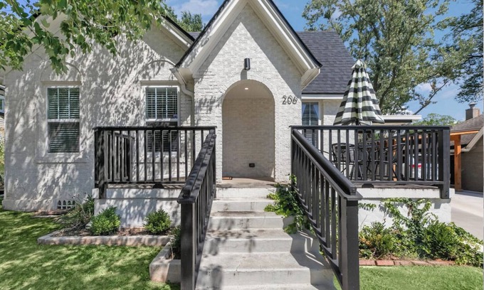 Fayetteville House | Life on Locust - Downtown Dickson Street & U of A Retreat. 1mn walk to Dickson