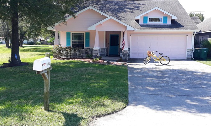 El Lago House | Life's a BEACH at Daydream cottage.enjoy the beach and be close to EVERYTHING!