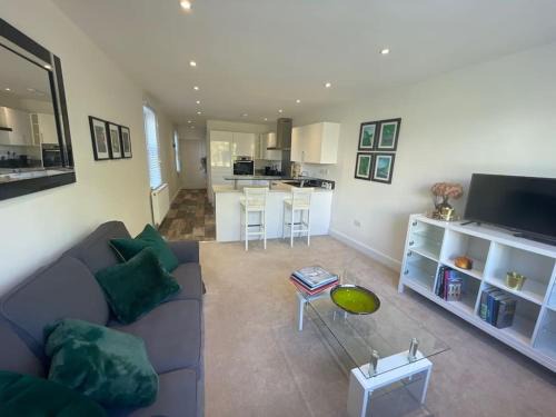 Wimbledon Apartment | Light and Modern 2BR 1.5BA, newly refurbished!