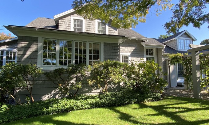 Rowayton House | LIGHT-FILLED CHARMING ROWAYTON HOME 1 HR FROM NYC