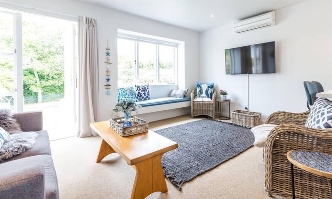 Remuera House | Light-filled Newly Renovated 3 Bedroom Villa in Remuera