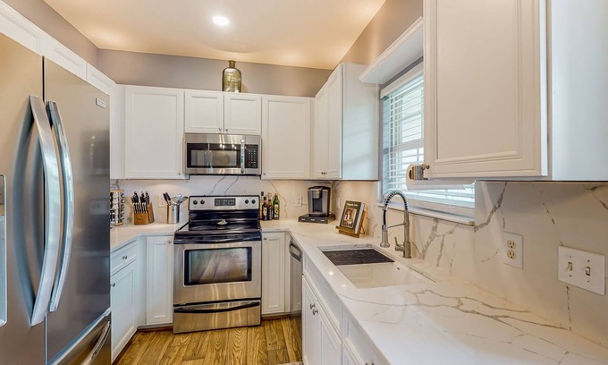 Thunderbolt House | Light-filled townhome with shaded deck, walk to Bonaventure Cemetery