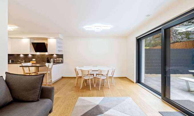 Limpertsberg Apartment | Lightful Apartment with Garden & Parking