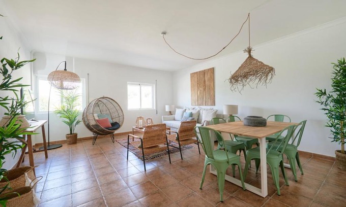 Local da Parvoice Apartment | Lightful Refuge on the River Front, By TimeCooler