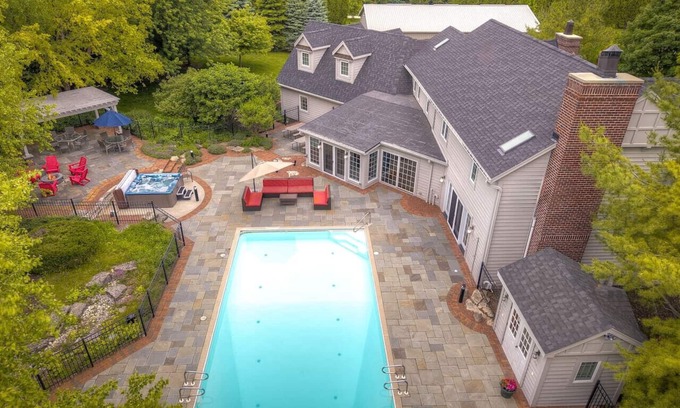 Saukville House | Lighthouse | 9BR Resort · Pool · Arcade · Hot Tub
