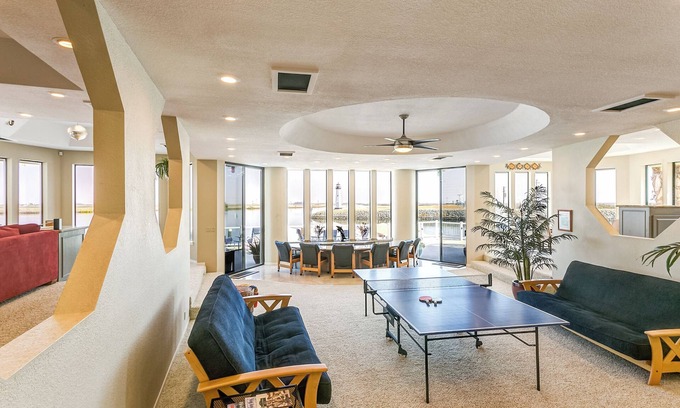 Discovery Bay House | Lighthouse Holiday Home - Waterfront, Hot tub, Sauna, Gourmet Kitchen, Fishing