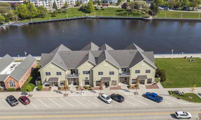 Sheboygan Condo | Lighthouse Lookout - 3BR/Steps to Lake Michigan & Views