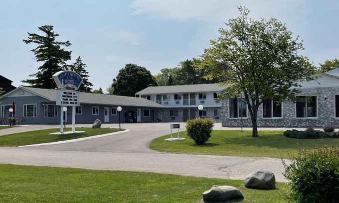 Mackinaw City Hotel | Lighthouse View Motel