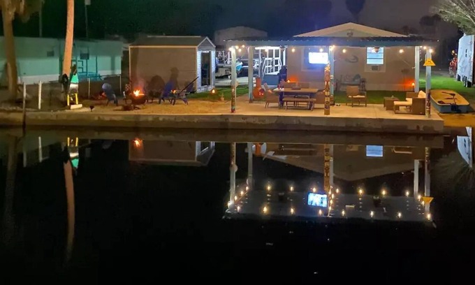 Weeki Wachee Gardens House | Lil Rustic Riverhouse Weeki Wachee Canal wboatdock
