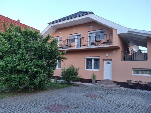 Siofok-Szabadifurdo Apartment | Lilian apartmanház