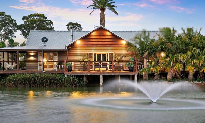 Keinbah House | Lilies on Lovedale Estate - Heated Pool and Spa