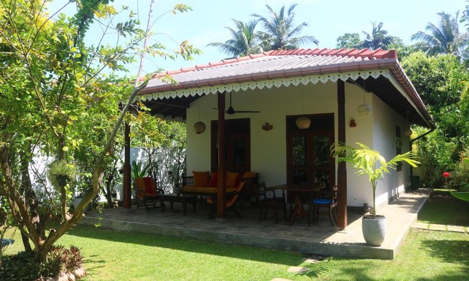 Talpe Bed & Breakfast | Lilly House