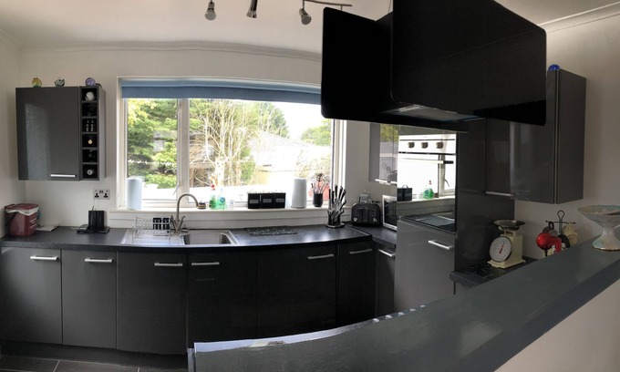 Carluke Condo | Limegrove, Comfortable Three Bedroom House