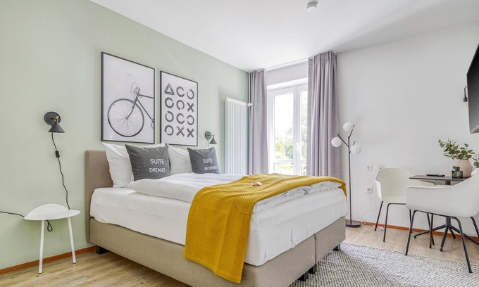 Munchen District Apartment | limehome Garching | Suite S + balcony
