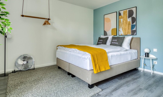 Munchen District Apartment | limehome Garching | Suite M + balcony