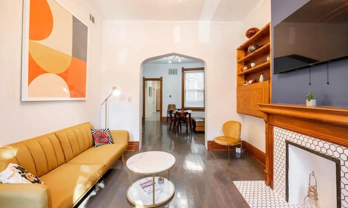 Wrightwood Neighbors Apartment | Lincoln Park 3 BR Penthouse