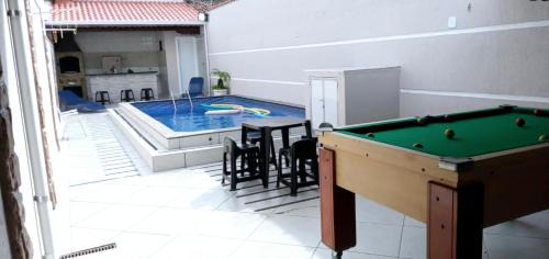 Real House | "Lindíssima Casa Pé na Areia com Piscina Aquecida Cobrado a Parte, Sala de Jantar, 3 Amplos Quartos, Sendo1Suíte, Amplo Espaço de Lazer com Área Gourmet em Deck Coberto com Churrasqueira e Mesa de Bilhar Frente a Piscina, Super Pertinho da Praia"