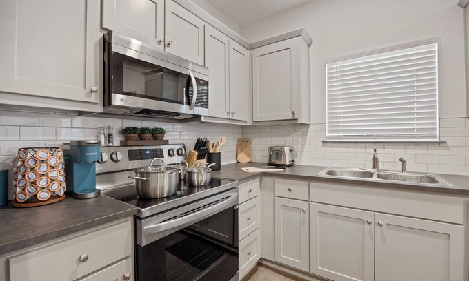 Lindale Apartment | Lindale's NEW Cozy 3BR/2BA Retreat - Minutes to I-20!