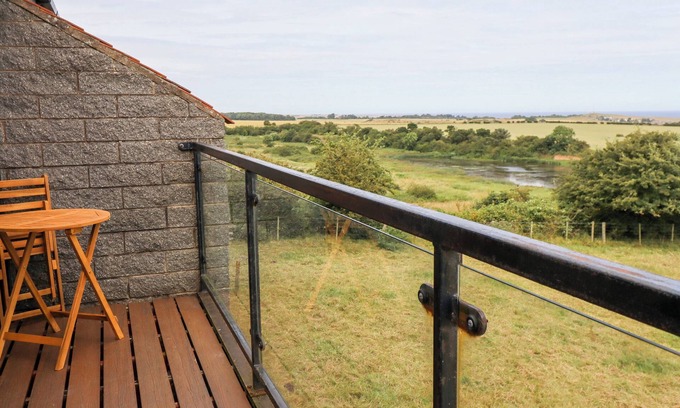 Embleton Cottage | LINKS VIEW, pet friendly, with a garden in Embleton