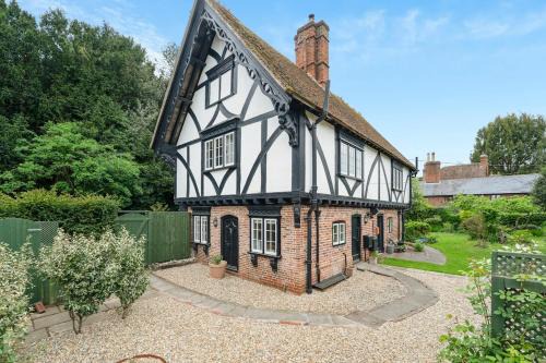 Patrixbourne House | Lion Cottage - cosy english cottage in the country with parking, patio space and in an idyllic location