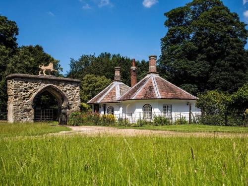 Horncastle House | Lion Gate Lodge