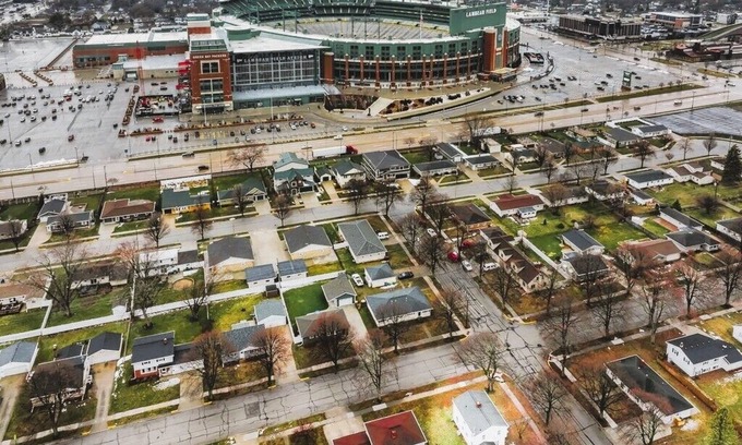 Green Bay House | Lisa’s Lambeau Leap! 1.5 Blocks to Lambeau Newly Remodeled Entertainment Garage!