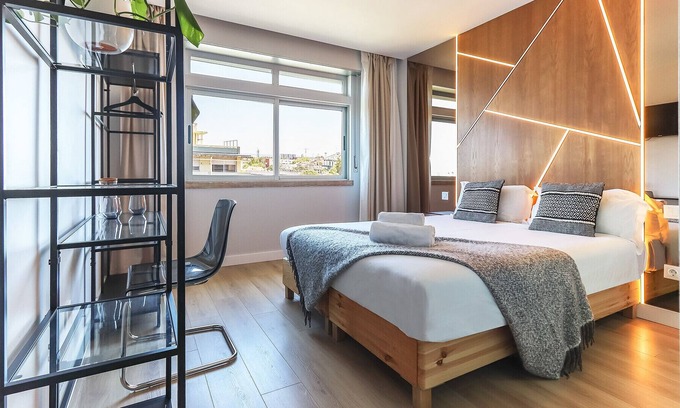 Olivais Bed & Breakfast | Lisbon Airport Glass by Homing