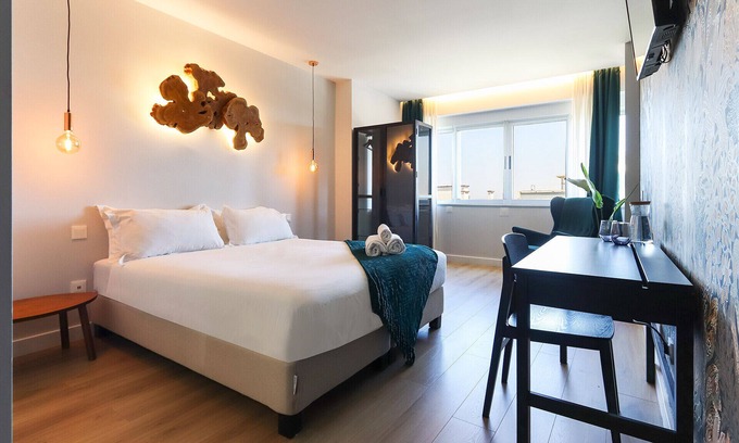 Olivais Bed & Breakfast | Lisbon Airport Leaf by Homing