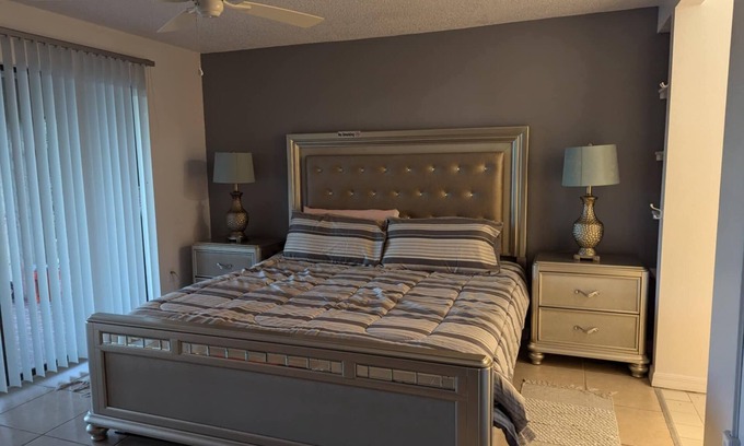 Gulf Gate Estates Apartment | Literally 3 mins from Siesta with its number 1 beaches!nLocation! Location!