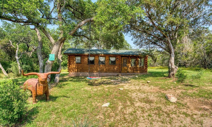 Marble Falls Cabin | Little Arrow: Cozy Getaway with Lakeside Charm!