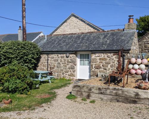 Treen Apartment | Little barn near Treen Cliffs and beach
