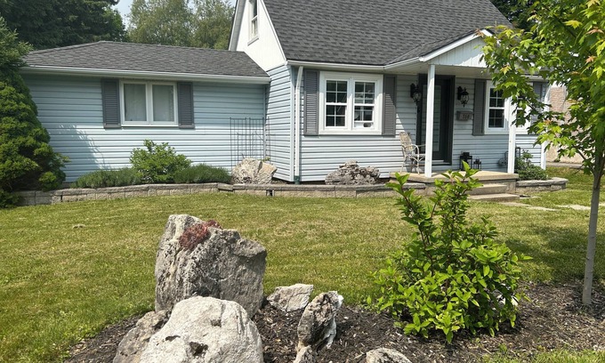 Owen Sound House | Little Blue Oasis