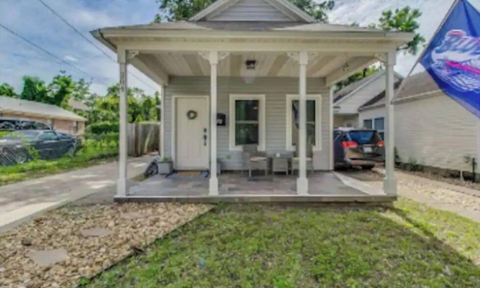 Downtown House | Little Blue Osprey - Heart of downtown Pensacola