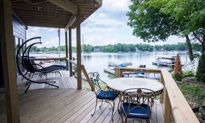 Noblesville House | Little Chi Spot Lakehouse- sleeps 20, FREE boat slip