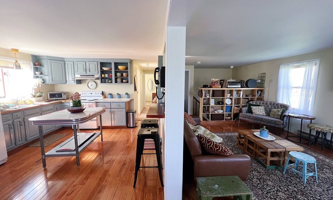 Little Compton House | Little Compton Summer Escape, 5 min from the beach