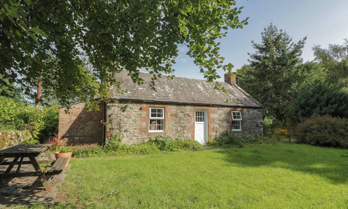Carsethorn Cottage | LITTLE DUNBAR COTTAGE, pet friendly, with open fire in Southerness