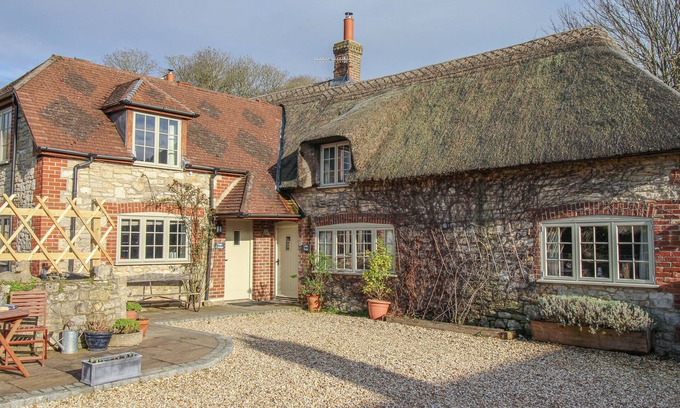 West Lulworth Cottage | LITTLE FORGE, romantic, with open fire in West Lulworth
