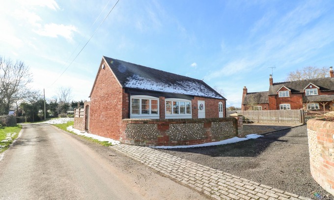Uttoxeter Cottage | LITTLE GEM, family friendly, with hot tub in Marchington