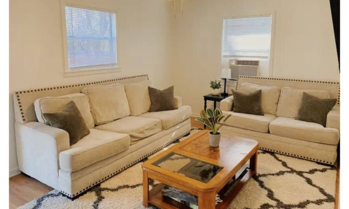 Texarkana Cottage | Little Green Cottage - Sleeps 6