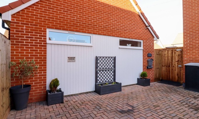 Frinton-on-Sea Cottage | LITTLE HAVEN, country holiday cottage, with a garden in Kirby Cross