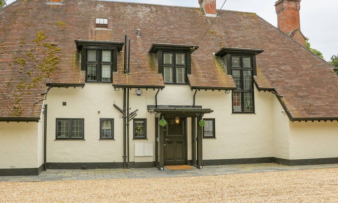 New Forest District House | LITTLE PICKET, pet friendly, luxury holiday cottage in Ringwood