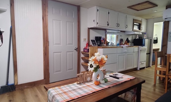 Columbia House | Little Rascal (tiny home) near Green River Lake, Little Rascal (tiny home) near Green River Lake