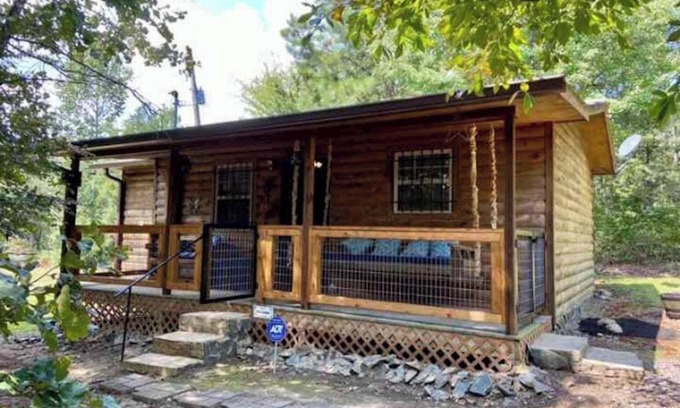 Fort Payne Cabin | Little River Cabin. At the rim of the Canyon. Quaint, quiet and relaxing.