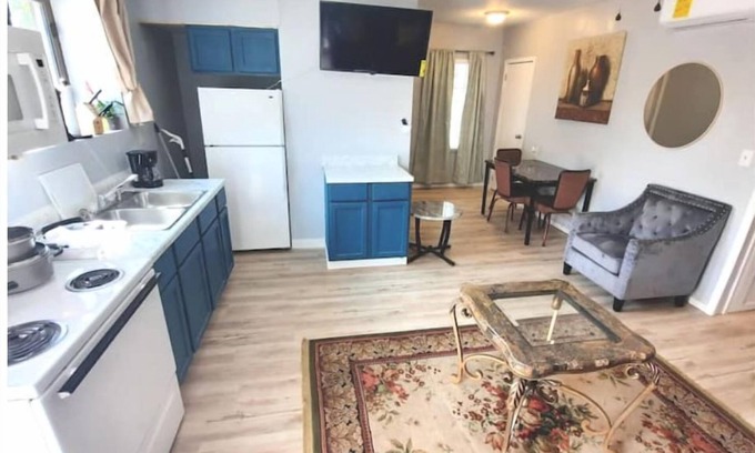 West Columbus Apartment | Little Rome